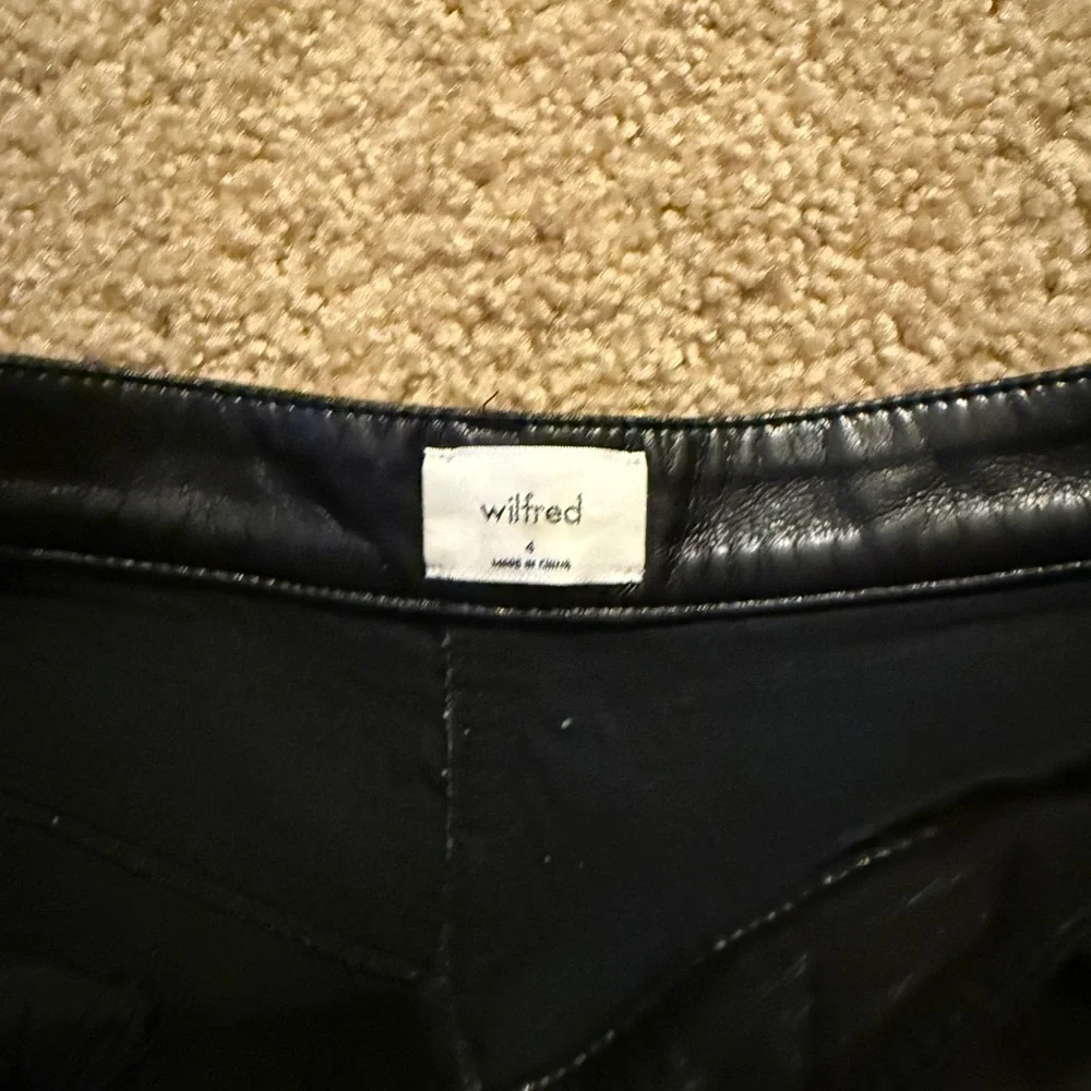 Wilfred sleek black
